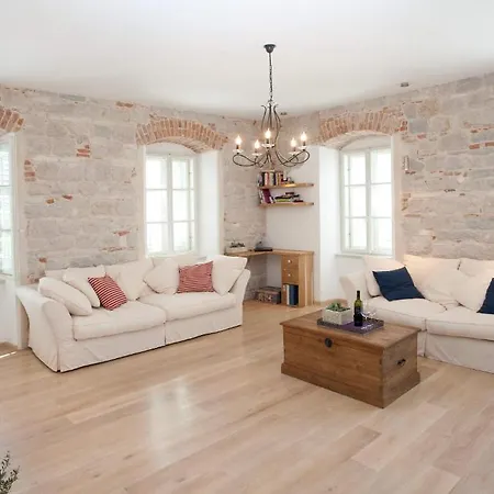 Stylish Theatre Apartments Split Room photo