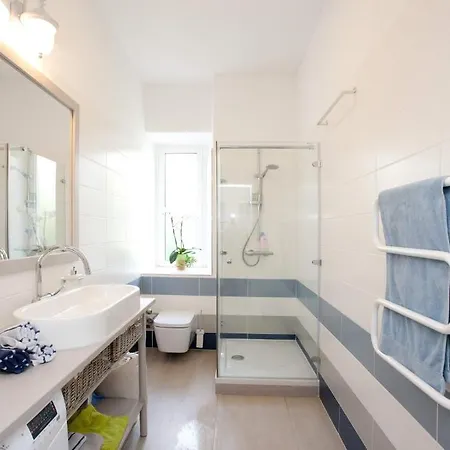 Stylish Theatre Apartments Split Room photo