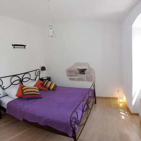 Stylish Theatre Apartments Split Room photo