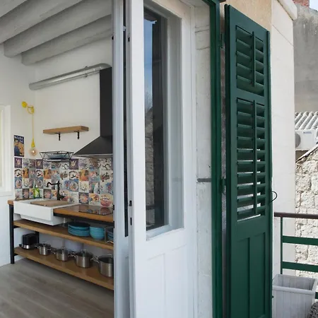 Stylish Theatre Apartments Split Exterior photo
