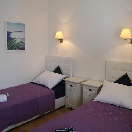 Stylish Theatre Apartments Split Room photo